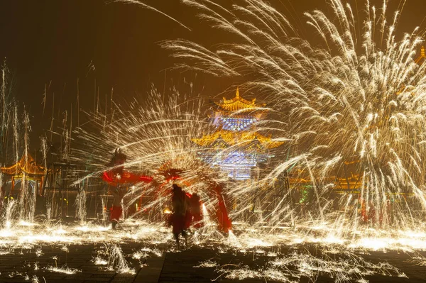 Čínští Baviči Provést Dračí Tanec Ohně Sprše Roztaveného Železa Oslavit — Stock fotografie