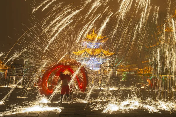 Китайские Артисты Исполняют Танец Огненного Дракона Ливне Расплавленного Железа Честь — стоковое фото