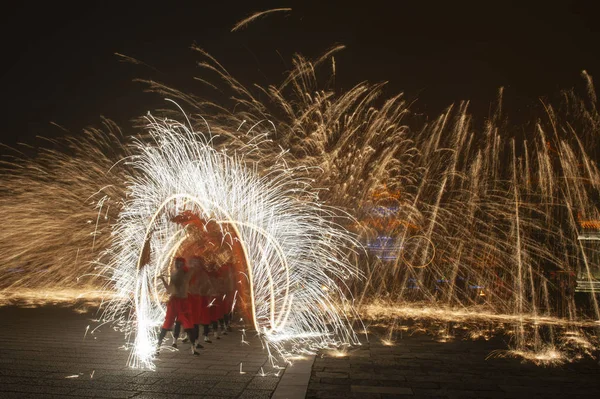 Chinese Entertainers Perform Fire Dragon Dance Shower Molten Iron Celebrate — Stock Photo, Image