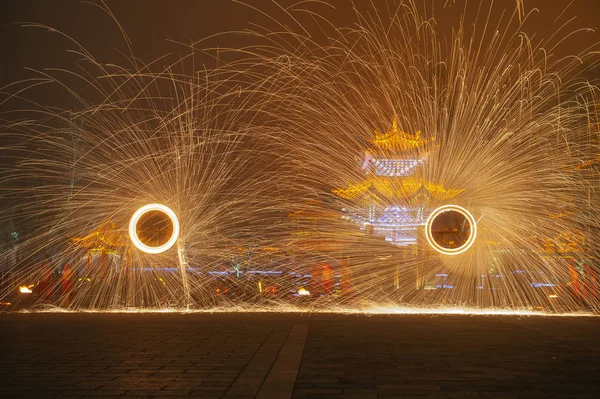 中国の芸能人が今後中国旧正月 または 2019 日中国東部の山東省棗庄市市で春祭りを祝うために溶鉄の雨で火龍踊りを実行します — ストック写真