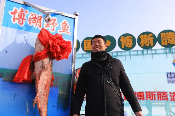 Der Besitzer Posiert Mit Einem Kilogramm Schweren Fisch Der Der — Stockfoto