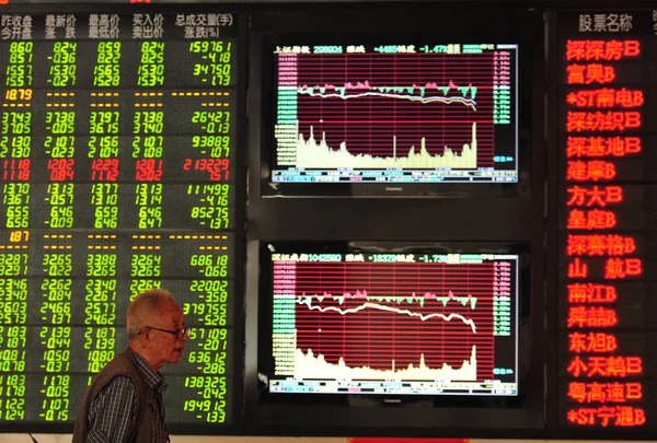 Chinese Investor Walks Screen Displaying Stock Indices Prices Shares Red — 图库照片