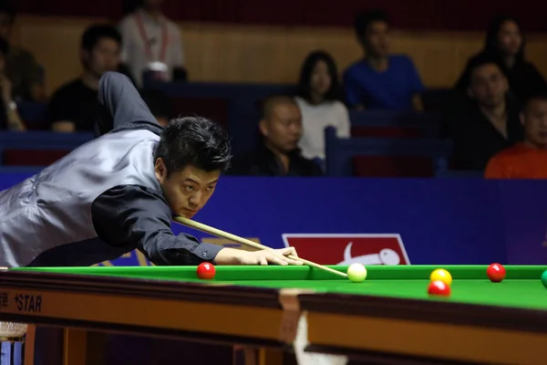 Liang Wenbo Kína Játszik Egy Lövés Ronnie Sullivan Anglia Ellen — Stock Fotó