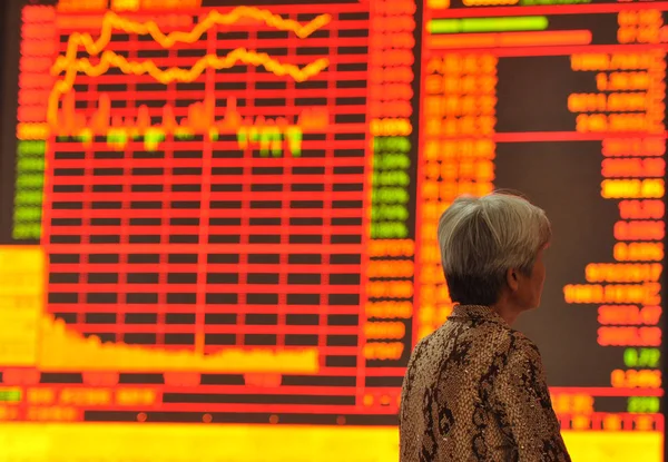 中国の投資家は 東シナの安徽州 Fuyang 市の株式仲買家で株式インデックスを見て 9月19日2015 — ストック写真