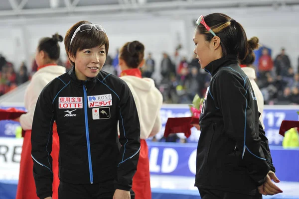 Die Japanischen Eisschnellläuferinnen Nao Kodaira Links Und Maki Tsuji Nehmen — Stockfoto