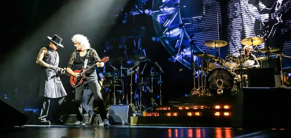 Cantante Estadounidense Adam Lambert Izquierda Banda Inglesa Queen Tocan Durante —  Fotos de Stock