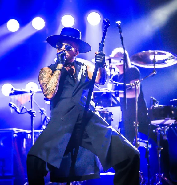 Американский Певец Адам Ламберт Выступает Время Концерта Шанхае.