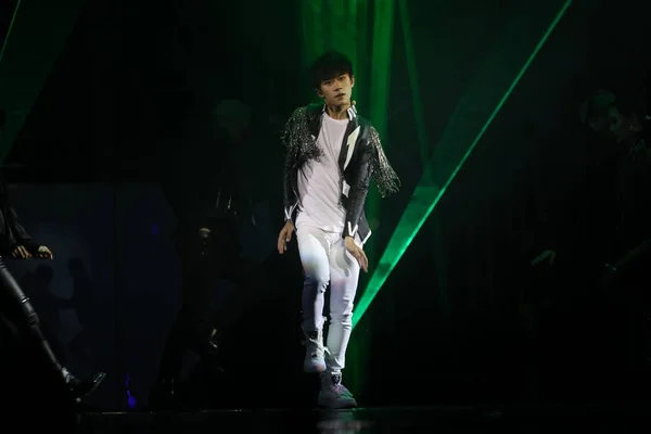 Jackson Veya Yangqianxi Çinli Çocuk Grubunun Tfboys Tmall Küresel Alışveriş — Stok fotoğraf