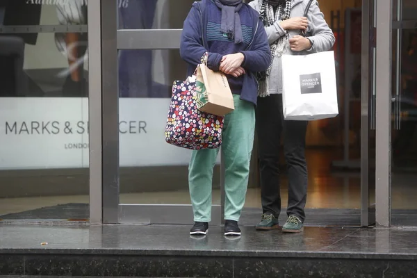 Kunden Mit Einer Einkaufstasche Nach Dem Verlassen Eines Modegeschäfts Von — Stockfoto