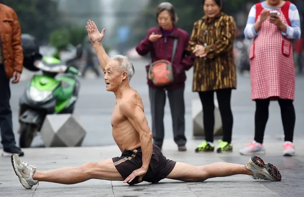 Topless Letý Starší Muž Zheng Xinglu Rozděluje Parku Chengdu City — Stock fotografie