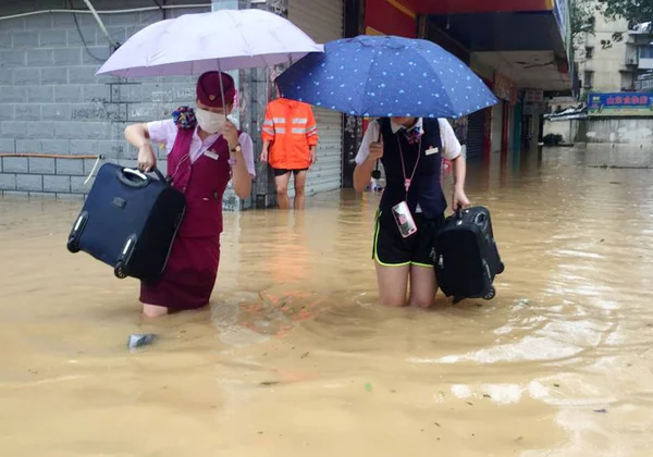 2016年9月28日 中国南東部福建省福州市の台風メギによる大雨で 歩行者が浸水した道路を歩く — ストック写真