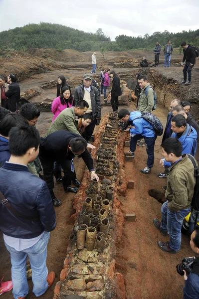 2016年11月8日 中国考古学家在中国中部湖南省贵阳县一个可追溯到明末 1368 1644 的古代冶炼遗址调查锌冶炼炉和炉渣 — 图库照片