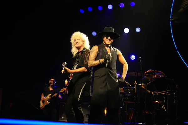 Cantante Estadounidense Adam Lambert Banda Inglesa Queen Tocan Durante Concierto —  Fotos de Stock