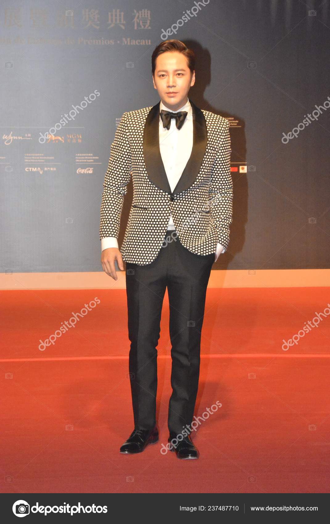 Южнокорейский Певец Актер Чан Кён Сук Прибыл Красную Дорожку.