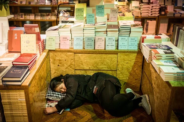 Tourist Sleeps Overnight Hour Bookstore Which Offers Sleepover Service Hefei — стоковое фото