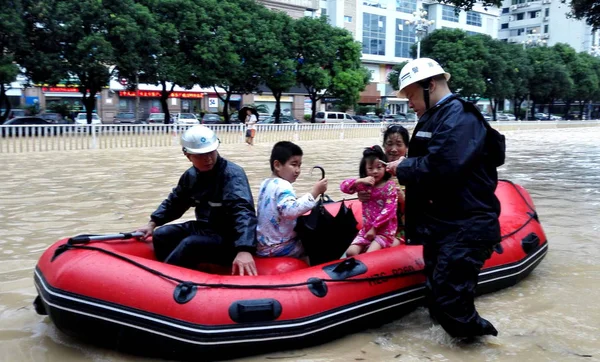 Китайские Пожарные Эвакуируют Местных Жителей Затопленных Районов После Сильного Дождя — стоковое фото