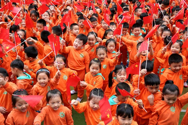 Молодые Дети Размахивают Китайскими Национальными Флагами Поют Песню Честь Предстоящего — стоковое фото