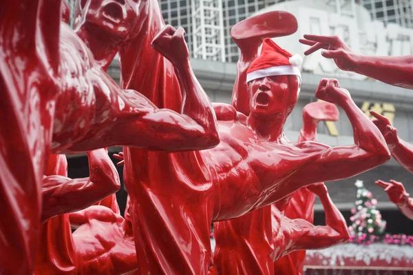 Rote Bruce Lee Skulpturen Als Weihnachtsmänner Verkleidet Stehen Vor Einem — Stockfoto