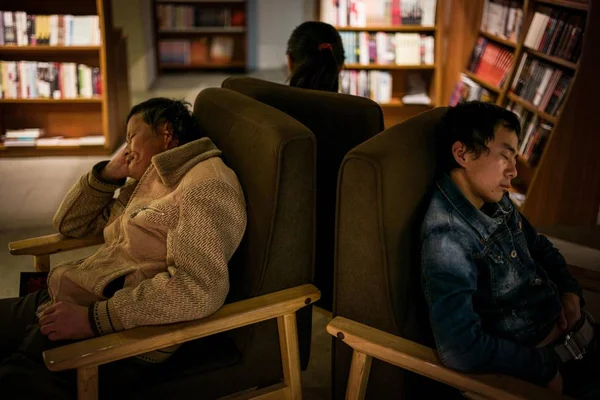 Los Turistas Duermen Durante Noche Una Librería Abierta Las Horas — Foto de Stock