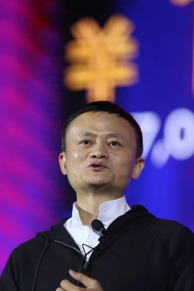 Джек Председатель Alibaba Group Произносит Речь Перед Гигантским Электронным Экраном — стоковое фото