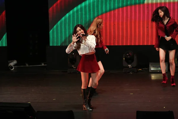 Członkowie Grupy Południowo Koreański Dziewczyna Apink Wykonywać Podczas Ich Koncertu — Zdjęcie stockowe