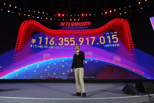 Jack Yun Presidente Alibaba Group Pronuncian Discurso Frente Una Pantalla — Foto de Stock