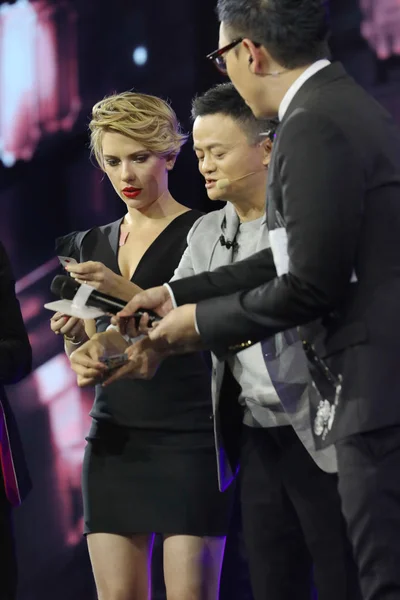 Actriz Estadounidense Scarlett Johansson Izquierda Jack Yun Centro Presidente Alibaba —  Fotos de Stock