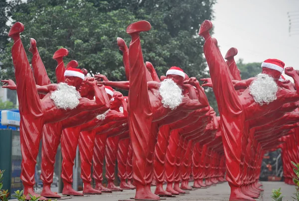 Red Bruce Lee Sculptures Dressed Santa Claus Pictured Creative Industry — Stock Photo, Image