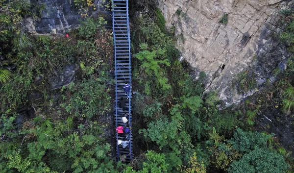 Aldeões Locais Sobem Penhasco 800 Metros Uma Escada Aço Uma — Fotografia de Stock