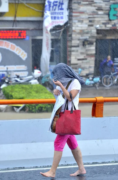 Uma Chuva Forte Braves Pedestres Causada Pelo Tufão Megi Estrada — Fotografia de Stock