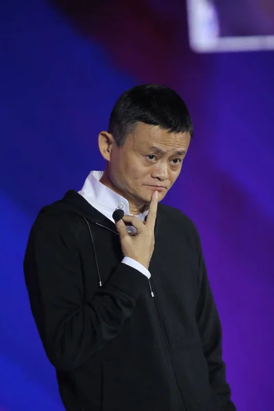 Джек Председатель Alibaba Group Реагирует Перед Гигантским Электронным Экраном Показывающим — стоковое фото