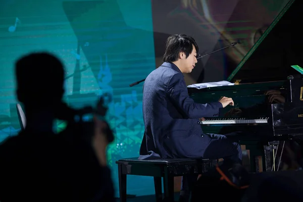 Čínský Klavírista Lang Lang Provádí Během Obřadu Obnovení Shenzhen Vyslancem — Stock fotografie