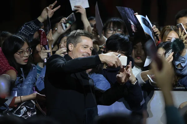 American Actor Brad Pitt Front Takes Selfie Chinese Fans Arrives — Stock Photo, Image