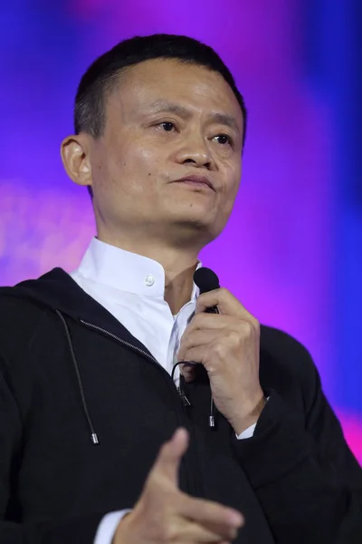 Джек Председатель Alibaba Group Произносит Речь Перед Гигантским Электронным Экраном — стоковое фото