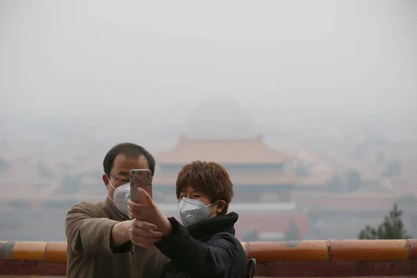 Los Turistas Que Usan Máscaras Faciales Contra Contaminación Del Aire — Foto de Stock