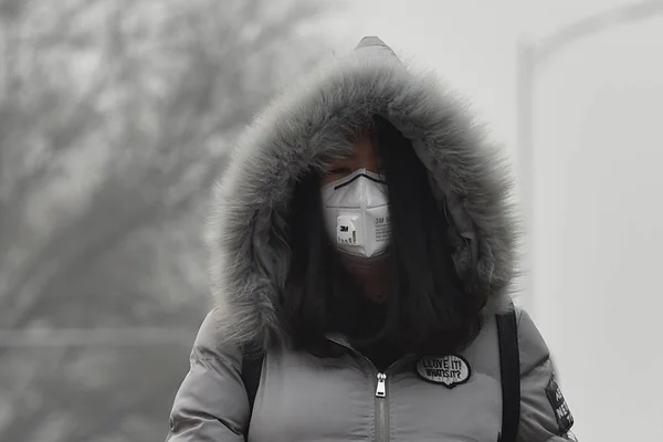 Pěší Zóna Obličejovou Maskou Proti Znečištění Vzduchu Ulici Těžkých Smogu — Stock fotografie