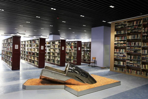 Een Interieur Weergave Van Nieuwe Bibliotheek Aan Sias International University — Stockfoto