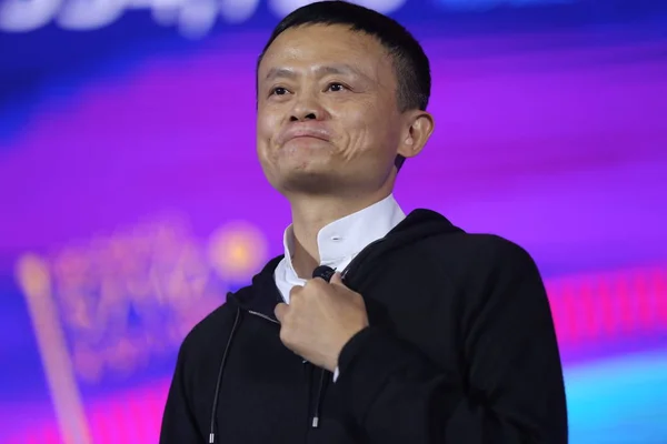 Джек Председатель Alibaba Group Реагирует Перед Гигантским Электронным Экраном Показывающим — стоковое фото