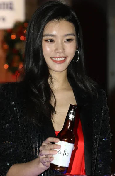 中国モデル Mengyao としてよりもっとよく知られている Ming Abinbev ビール クリスマス ワンダーランド上海 中国でのプロモーション イベントに出席 — ストック写真