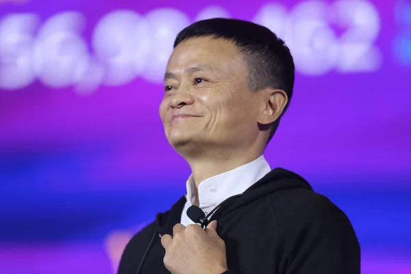 Jack Yun Presidente Alibaba Group Reaccionan Frente Una Pantalla Electrónica — Foto de Stock