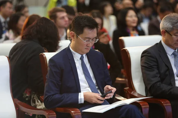 Pony Huateng Presidente Ceo Tencent Utiliza Teléfono Inteligente Durante Conferencia —  Fotos de Stock