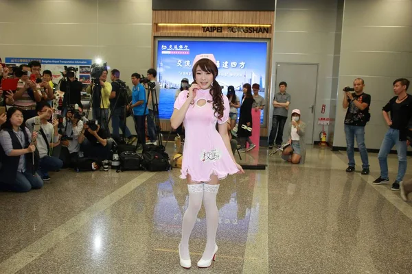 Actriz Japonesa Suzukawa Ayane Fotografiada Después Llegar Aeropuerto Internacional Taipei —  Fotos de Stock