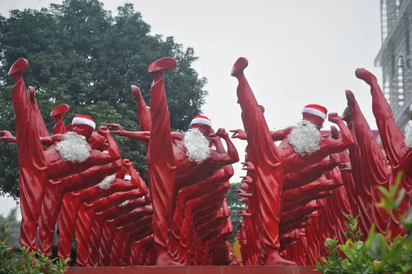 Червоний Брюса Скульптури Одягнені Санта Клаус Зображені Межами Creative Промисловості — стокове фото