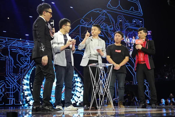 Джек Юнь Центре Председатель Alibaba Group Выступает Магическим Шоу Время — стоковое фото