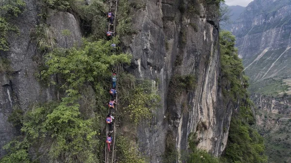 Niños Locales Suben Por Acantilado 800 Metros Una Escalera Vid — Foto de Stock