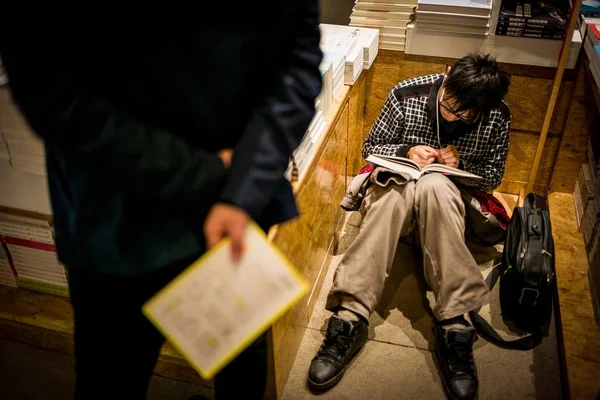 Bookworm Spends Night Hour Bookstore Which Offers Sleepover Service Hefei — Stock Photo, Image