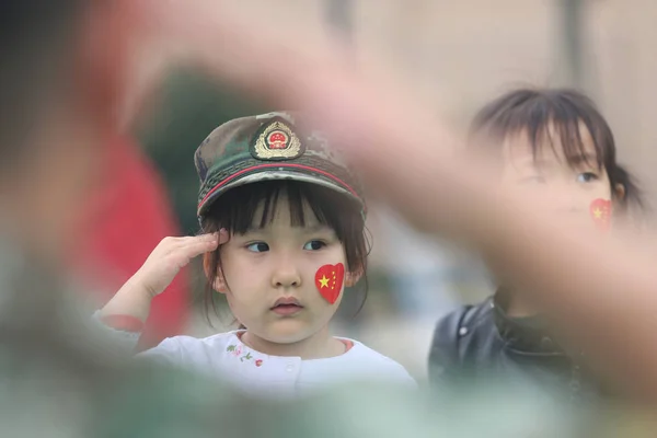 Молодая Девушка Наклейкой Китайского Национального Флага Лице Приветствует Военизированного Полицейского — стоковое фото