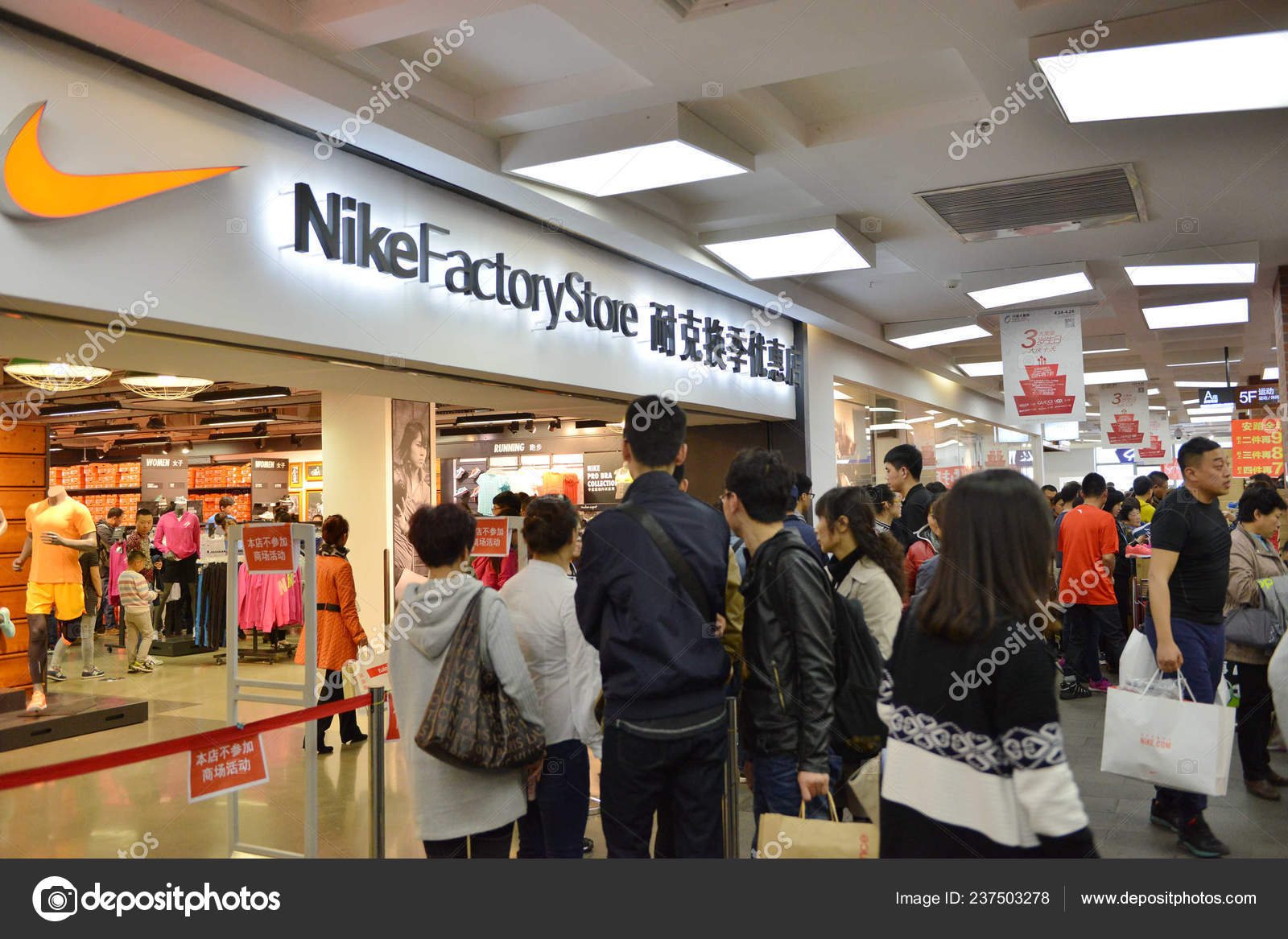 Clientes Chinos Cola Frente Una Tienda Nike Factory Store — Foto editorial de © ChinaImages #237503278
