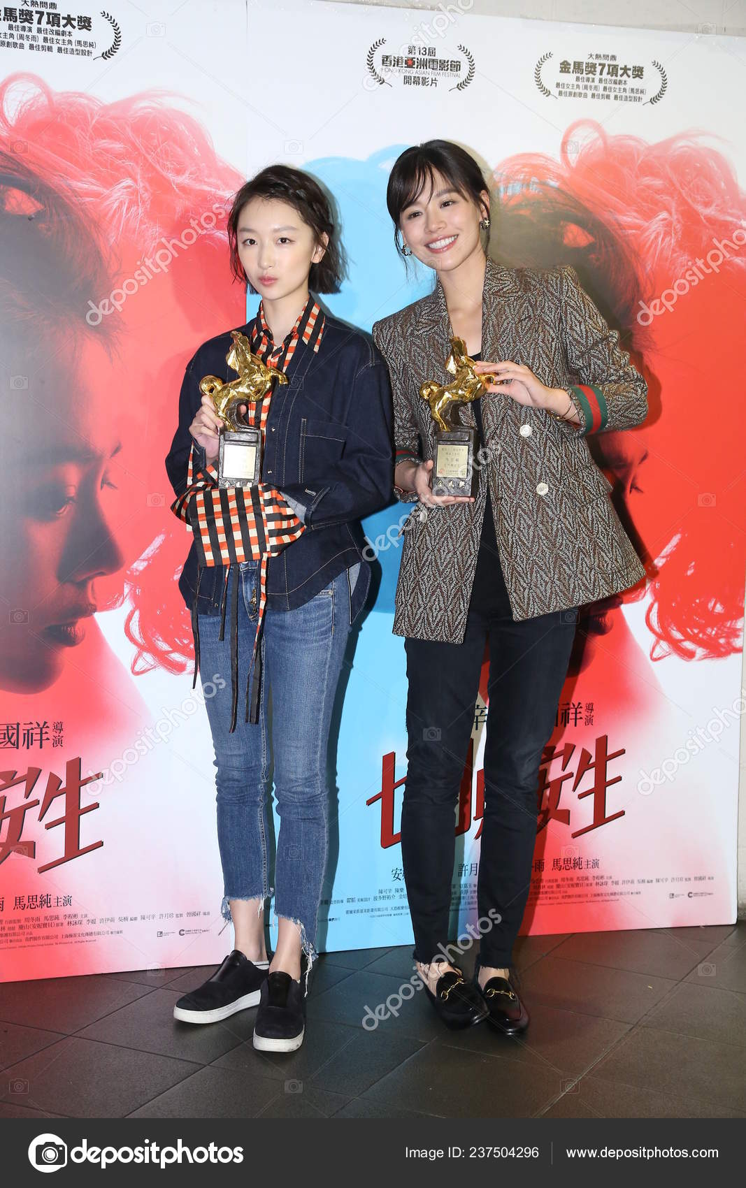 Chinese Actresses Zhou Dongyu Left Sandra Sichun Pose Trophies Best – Stock  Editorial Photo © ChinaImages #237504296