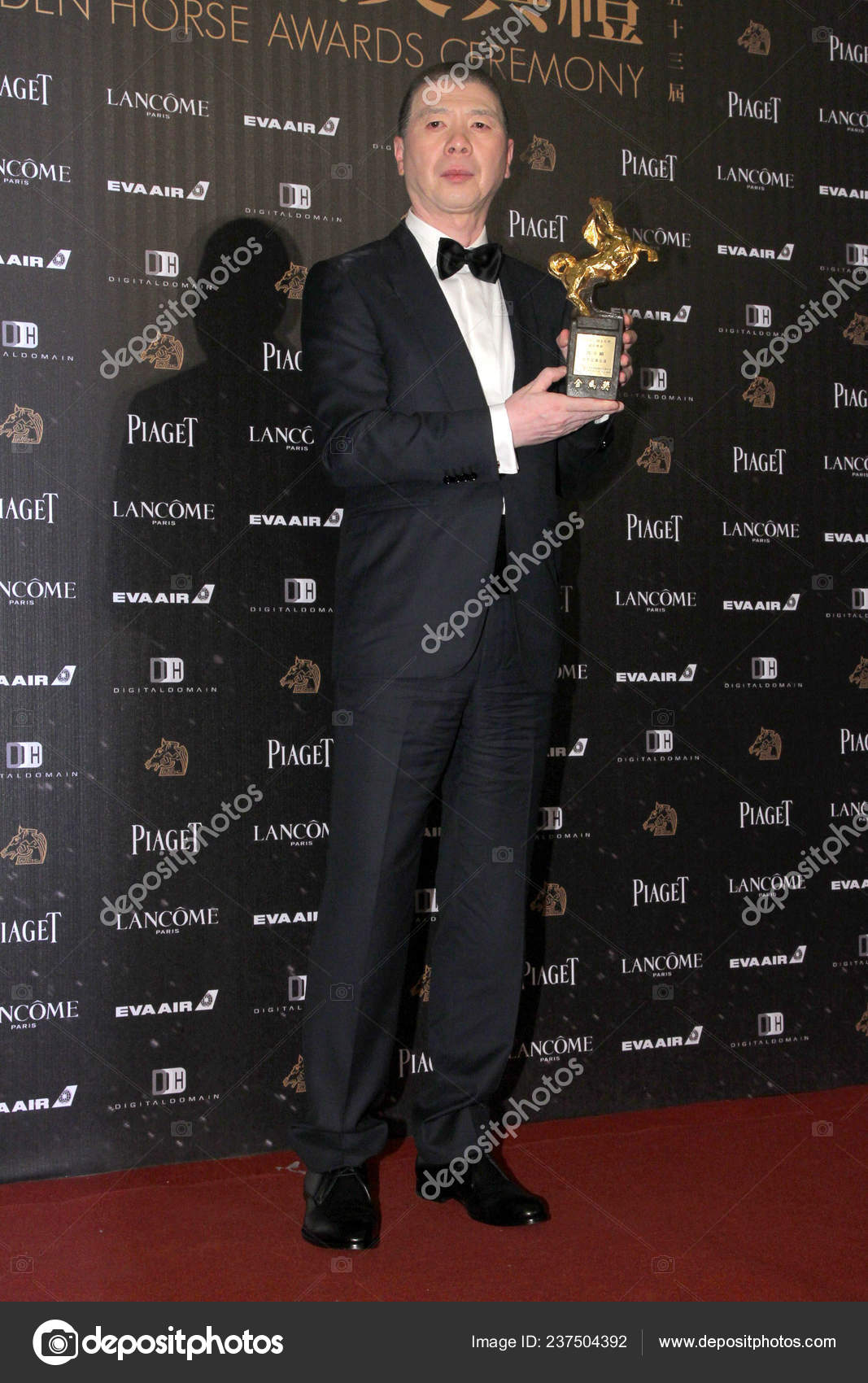Китайский Режиссер Фэн Сяоган Позирует Своим Трофеем Лучший.